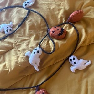 Halloween Garland 6ft. Great condition! Ghost and pumpkin Halloween decoration.